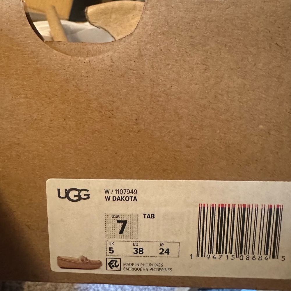 New in box, never worn, women’s size 7 Ugg slippers.